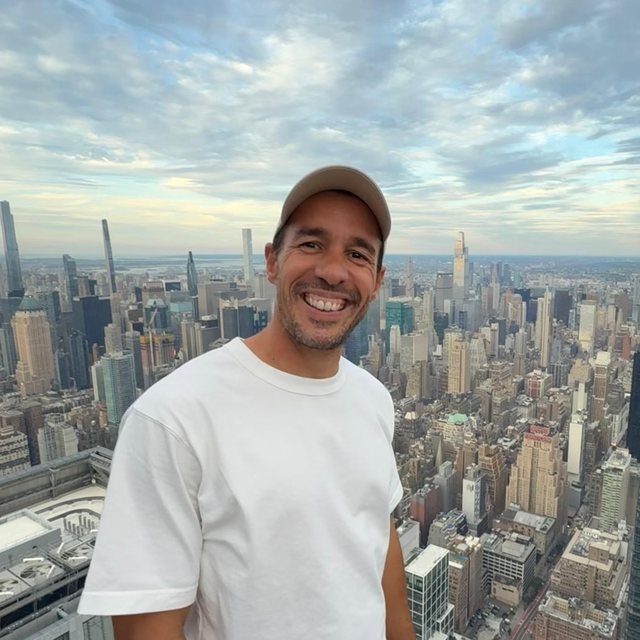 Francisco Pesce sonriendo frente al skyline de Nueva York